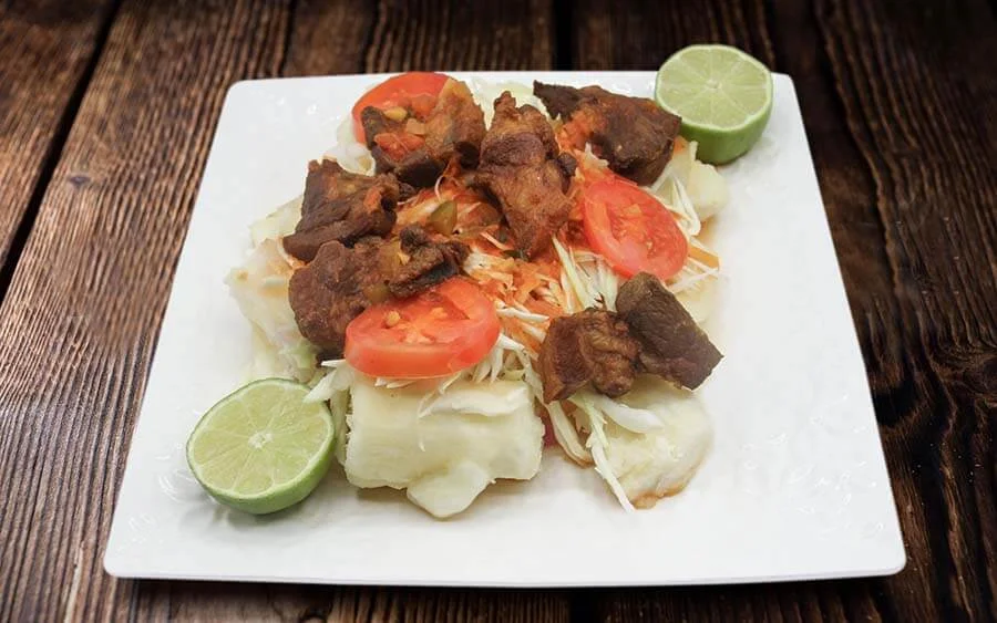  Salad with pieces of meat and two lemons