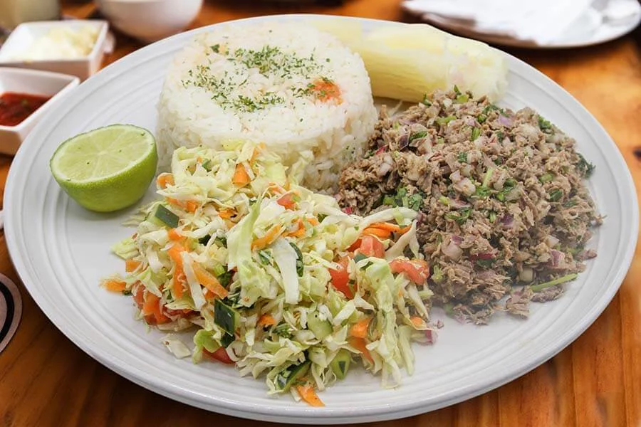 White rice with salad, shredded meat and cassava 