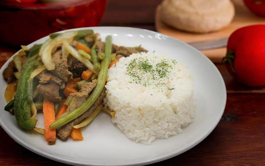  White rice with vegetables and meat
