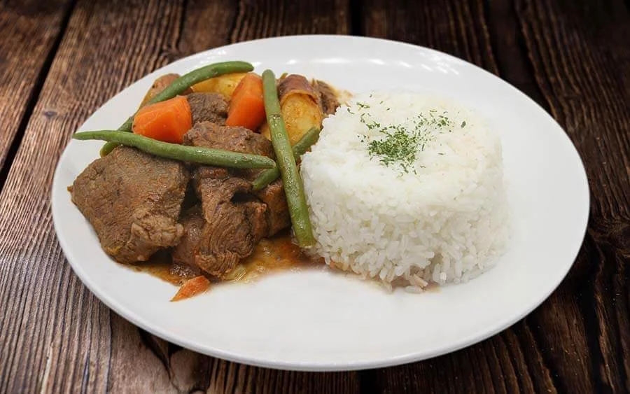 Meat in sauce with vegetables and white rice 