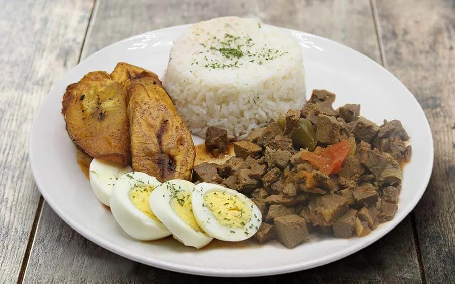 Minced meat with white rice, eggs and ripe plantains 